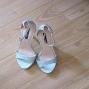Bonnibel stiletto heels silver sequin shoes sz 7.5